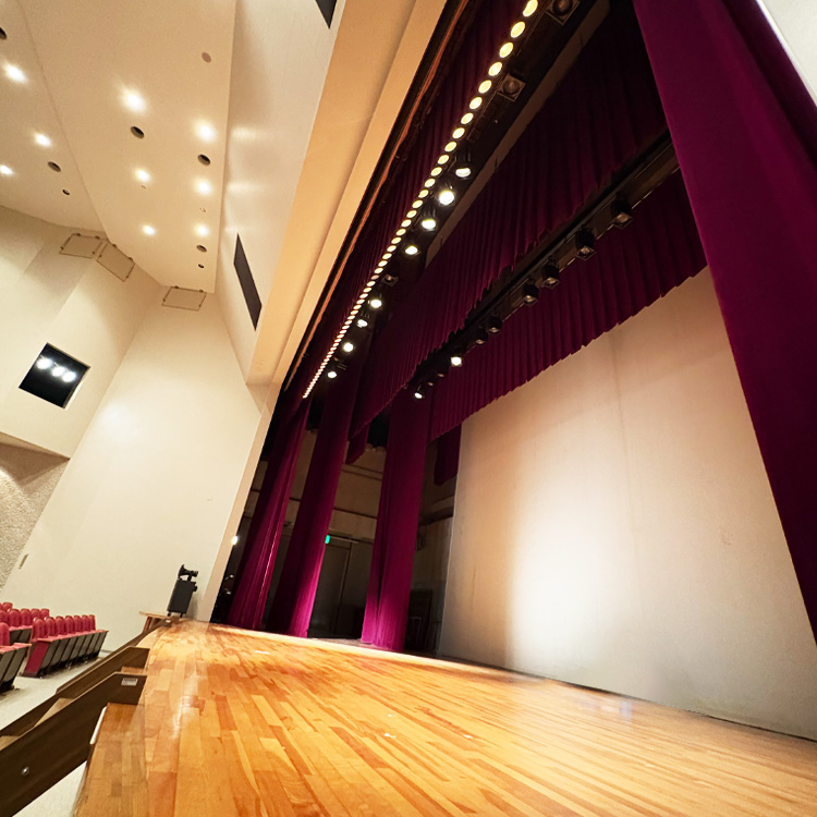 アゼイリアホールの舞台からの写真